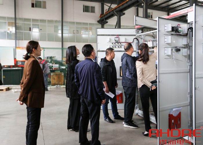 參觀低壓配電柜現(xiàn)場圖 參觀低壓配電柜現(xiàn)場圖