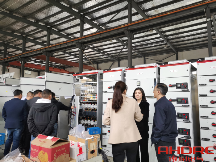 參觀低壓柜.jpg 參觀低壓柜.jpg