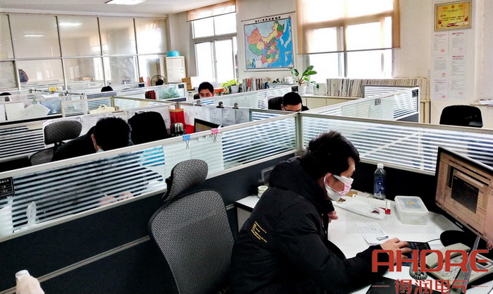 技術員工設計圖紙中.jpg 技術員工設計圖紙中.jpg