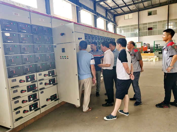 參觀低壓開關(guān)柜生產(chǎn)區(qū) 參觀低壓開關(guān)柜生產(chǎn)區(qū)