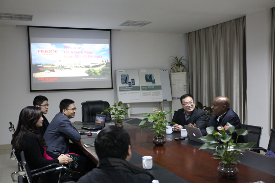 Amare Abay與得潤公司部分負(fù)責(zé)人親切交談 Amare Abay與得潤公司部分負(fù)責(zé)人親切交談