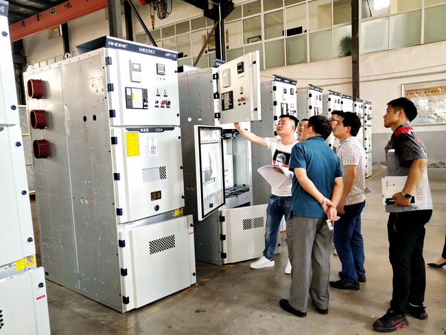 參觀高壓柜生產(chǎn)區(qū) 參觀高壓柜生產(chǎn)區(qū)