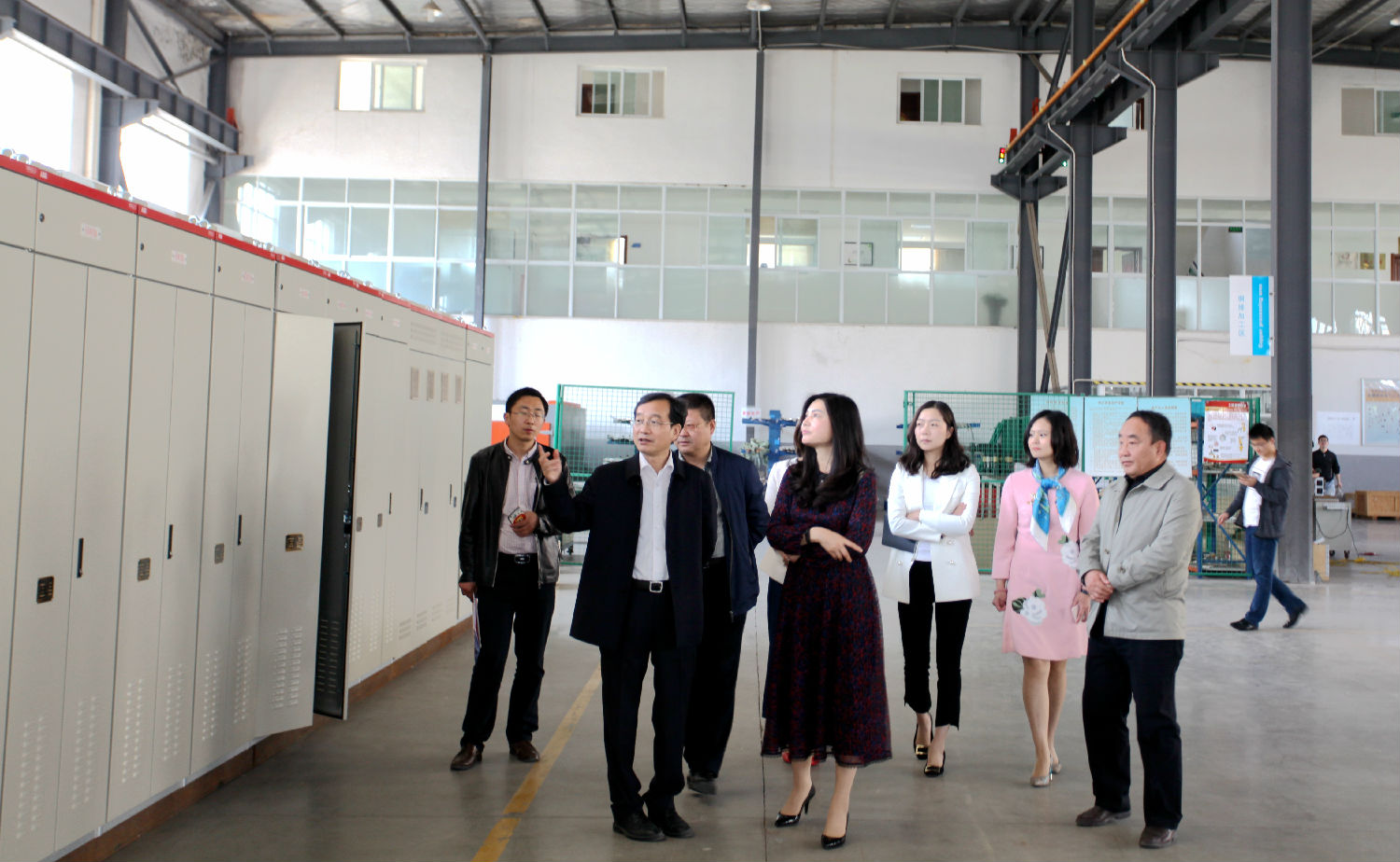 安徽得潤電氣 成套高低壓配電柜廠家 縣委書記來訪 電話:400-0551-777 QQ:3176885416 安徽得潤電氣 成套高低壓配電柜廠家 縣委書記來訪 電話:400-0551-777 QQ:3176885416