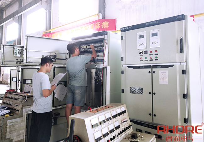 進(jìn)行旁路柜的調(diào)試檢測(cè).jpg 進(jìn)行旁路柜的調(diào)試檢測(cè).jpg