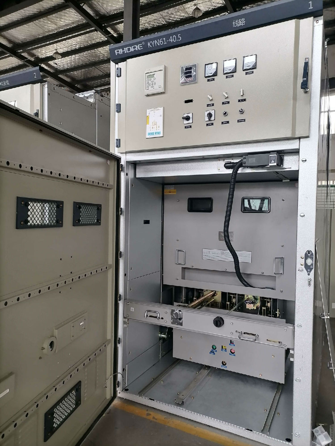 KYN61-40.5內(nèi)部結(jié)構(gòu) KYN61-40.5內(nèi)部結(jié)構(gòu)