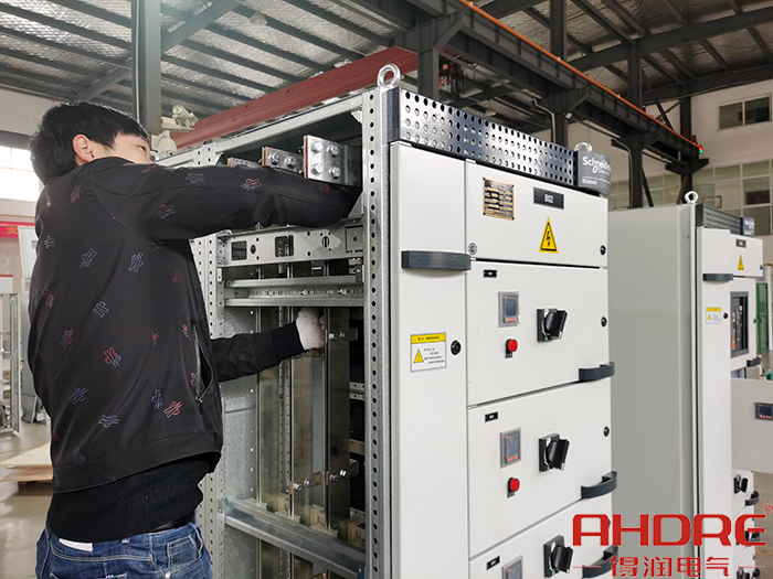 Blokset低壓開關(guān)柜進行一次裝配.jpg Blokset低壓開關(guān)柜進行一次裝配.jpg