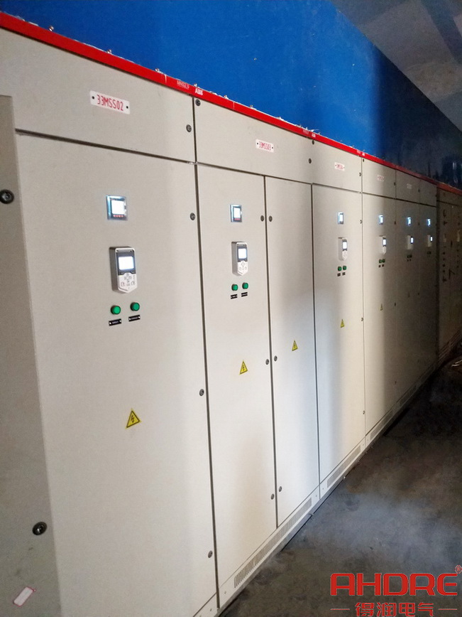 低壓柜現(xiàn)場圖片.jpg 低壓柜現(xiàn)場圖片.jpg