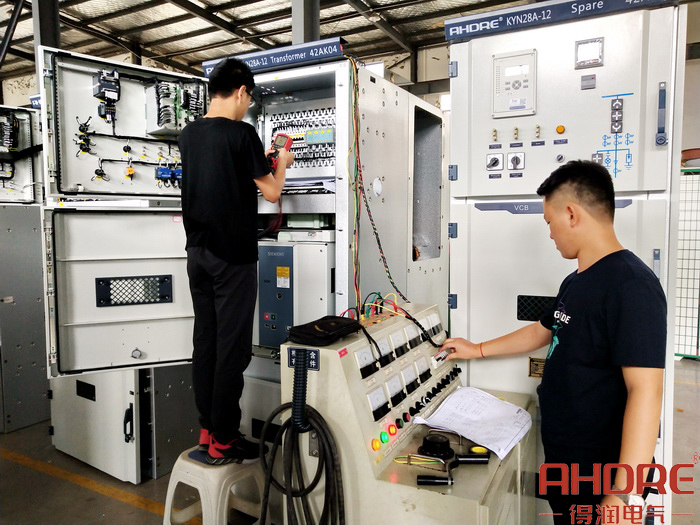 進(jìn)行儀表室的線路檢測.jpg 進(jìn)行儀表室的線路檢測.jpg