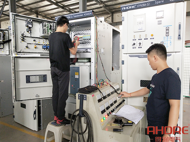 利比里亞項(xiàng)目10KV中壓柜調(diào)試環(huán)節(jié).jpg 利比里亞項(xiàng)目10KV中壓柜調(diào)試環(huán)節(jié).jpg